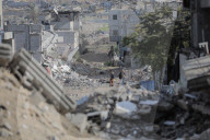 Displaced Gaza refugees heading home