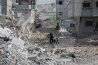 Displaced Gaza refugees heading home