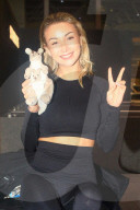 Anna-Carina Woitschack beim Abflug zur RTL-Fernsehshow "Ich bin ein Star – Holt mich hier raus!" am Flughafen in Frankfurt