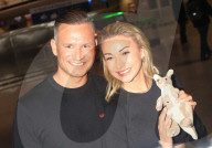 Anna-Carina Woitschack beim Abflug zur RTL-Fernsehshow "Ich bin ein Star – Holt mich hier raus!" am Flughafen in Frankfurt