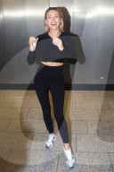 Anna-Carina Woitschack beim Abflug zur RTL-Fernsehshow "Ich bin ein Star – Holt mich hier raus!" am Flughafen in Frankfurt