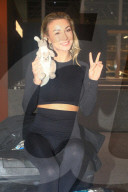 Anna-Carina Woitschack beim Abflug zur RTL-Fernsehshow "Ich bin ein Star – Holt mich hier raus!" am Flughafen in Frankfurt
