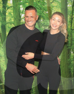 Anna-Carina Woitschack beim Abflug zur RTL-Fernsehshow "Ich bin ein Star – Holt mich hier raus!" am Flughafen in Frankfurt