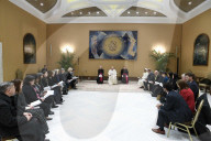 Papa Francesco con i membri della Hilton Foundation
