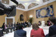 Papa Francesco con i membri della Hilton Foundation
