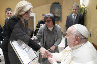 Papa Francesco con i membri della Hilton Foundation
