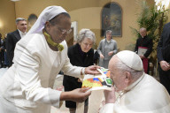 Papa Francesco con i membri della Hilton Foundation
