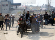 Thousands of Gazans return north to Gaza City