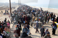 Thousands of Gazans return north to Gaza City