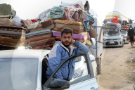 Thousands of Gazans return north to Gaza City
