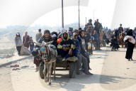 Thousands of Gazans return north to Gaza City