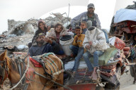 Thousands of Gazans return north to Gaza City