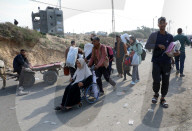 Thousands of Gazans return north to Gaza City