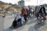 Thousands of Gazans return north to Gaza City