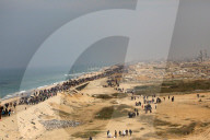 Thousands of Gazans return north to Gaza City