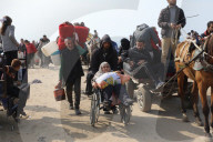 Thousands of Gazans return north to Gaza City