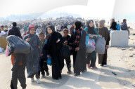 Thousands of Gazans return north to Gaza City