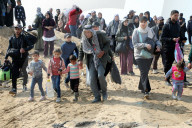 Thousands of Gazans return north to Gaza City