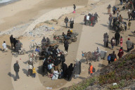 Thousands of Gazans return north to Gaza City