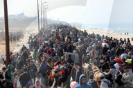 Thousands of Gazans return north to Gaza City