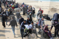 Thousands of Gazans return north to Gaza City