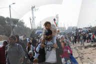 Thousands of Gazans return north to Gaza City