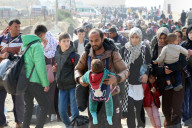 Thousands of Gazans return north to Gaza City