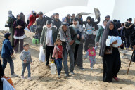 Thousands of Gazans return north to Gaza City