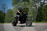 Une moto électrique trois en un peut être rapidement converti en motoneige ou en véhicule tout-terrain