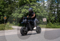 Une moto électrique trois en un peut être rapidement converti en motoneige ou en véhicule tout-terrain