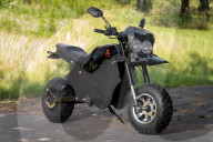 Une moto électrique trois en un peut être rapidement converti en motoneige ou en véhicule tout-terrain
