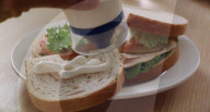 Les acteurs du film Quand Harry rencontre Sally, Meg Ryan et Billy Crystal, ont recréé la scène du faux orgasme pour une publicité pour de la mayonnaise qui sera diffusée pendant la finale du Super Bowl de football américain