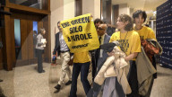 Greenpeace contesta l&#x2019;amministratore delegato di ENI Claudio Descalzi al Festival &#x201c;La Ripartenza&#x201d; di Nicola Porro a Milano
Greenpeace contesta l&#x2019;amministratore delegato di ENI Claudio Descalzi al Festival &#x201c;La Ripartenza