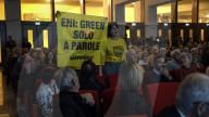 Greenpeace contesta l&#x2019;amministratore delegato di ENI Claudio Descalzi al Festival &#x201c;La Ripartenza&#x201d; di Nicola Porro a Milano
Greenpeace contesta l&#x2019;amministratore delegato di ENI Claudio Descalzi al Festival &#x201c;La Ripartenza