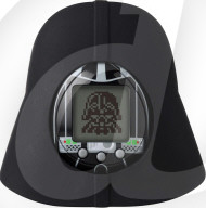 Le Tamagotchi Dark Vador est proposé dans un étui en silicone ayant la forme du casque noir