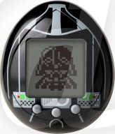 Le Tamagotchi Dark Vador est proposé dans un étui en silicone ayant la forme du casque noir
