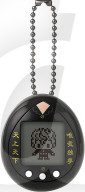 Le Tamagotchi Dark Vador est proposé dans un étui en silicone ayant la forme du casque noir