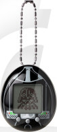 Le Tamagotchi Dark Vador est proposé dans un étui en silicone ayant la forme du casque noir