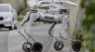 Le robot quadrupède, de la société suisse RIVR, effectue des livraisons à domicile
