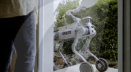 Le robot quadrupède, de la société suisse RIVR, effectue des livraisons à domicile