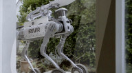 Le robot quadrupède, de la société suisse RIVR, effectue des livraisons à domicile