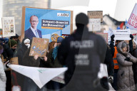 Nicht einverstanden: Demo gegen eine Wahlkampfveranstaltung von CDU Spitzenkandidat Merz in Bonn