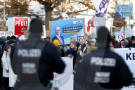 Nicht einverstanden: Demo gegen eine Wahlkampfveranstaltung von CDU Spitzenkandidat Merz in Bonn