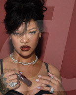 Dans un post de promotion pour sa marque Fenty Beauty, Rihanna porte deux bagues de la maison Messika