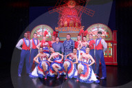 Exclusif - Deux rikishi (lutteurs sumo professionnels) sont passés à la fin du spectacle au Moulin Rouge à Paris