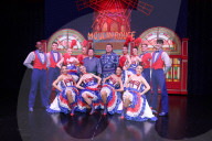 Exclusif - Deux rikishi (lutteurs sumo professionnels) sont passés à la fin du spectacle au Moulin Rouge à Paris