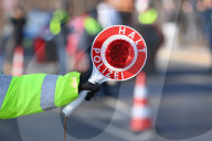 Grenzkontrolle der Bayerischen Grenzpolizei am Grenzuebergang  Oberaudorf, Staatsstrasse 2093