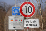 Grenzkontrolle der Bayerischen Grenzpolizei am Grenzuebergang  Oberaudorf, Staatsstrasse 2093