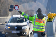 Grenzkontrolle der Bayerischen Grenzpolizei am Grenzuebergang  Oberaudorf, Staatsstrasse 2093
