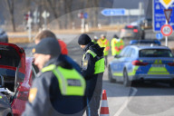 Grenzkontrolle der Bayerischen Grenzpolizei am Grenzuebergang  Oberaudorf